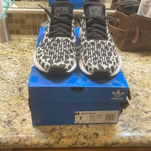 Size 7 Adidas Swift Run tennis shoes. Worn twice. Size 7 Women’s.